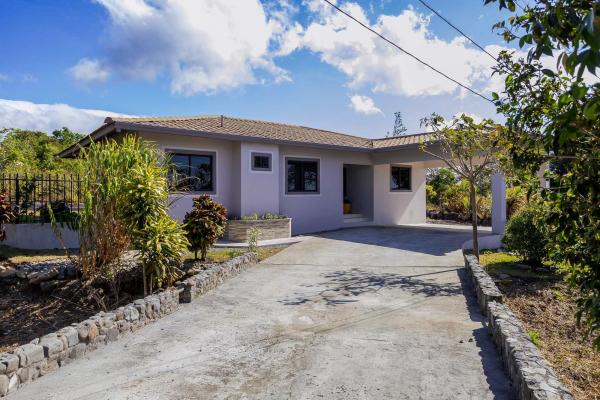 Stunning house with 2 patios on a quiet street