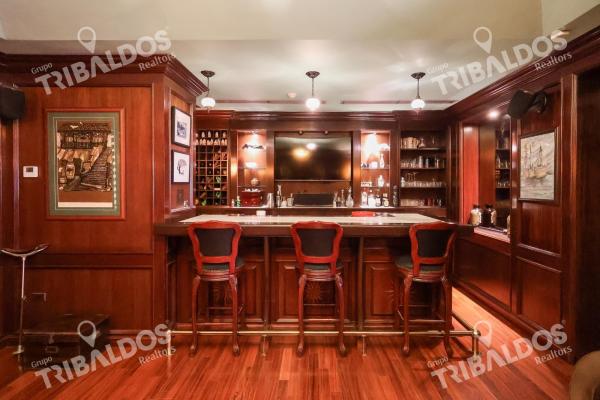 Venta de casa de 2 niveles en altos del golf
