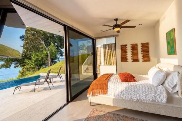 Casa frente a la playa con casita y piscina en hermosa bay
