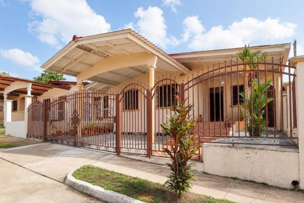 House for sale in brisas del golf