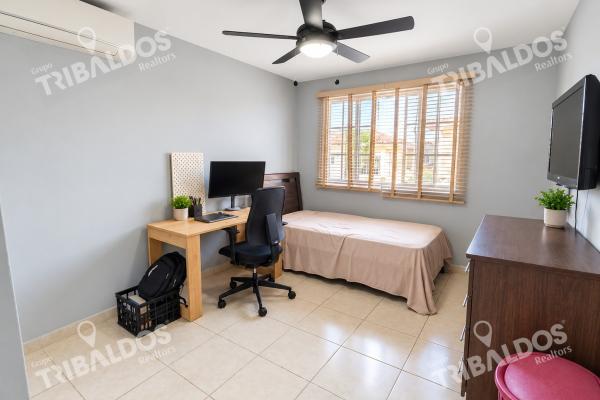 Venta de casa adosada en villa de las azores en villa lucre