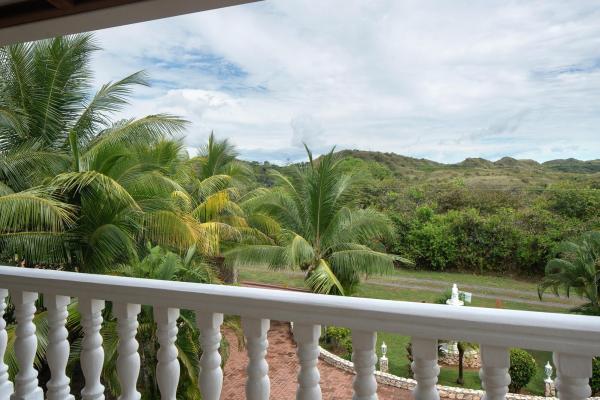 Casa frente a la playa de 4 habitaciones con piscina en boca chica