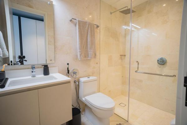 Se vende exclusivo apartamento de 3 habitaciones frente a la isla.