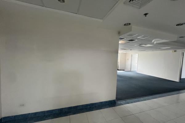Commercial office for sale at the wtc in marbella.
