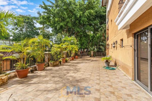 Apartamento con terraza en embassy club courtyard