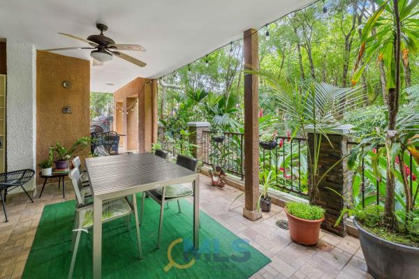 Apartamento con terraza en embassy club courtyard