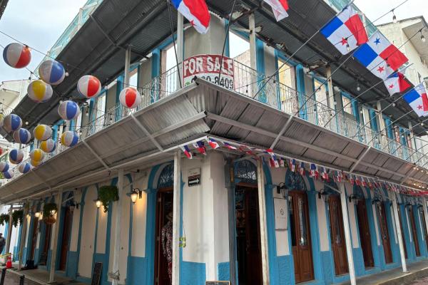 Commercial building with roi in casco viejo.