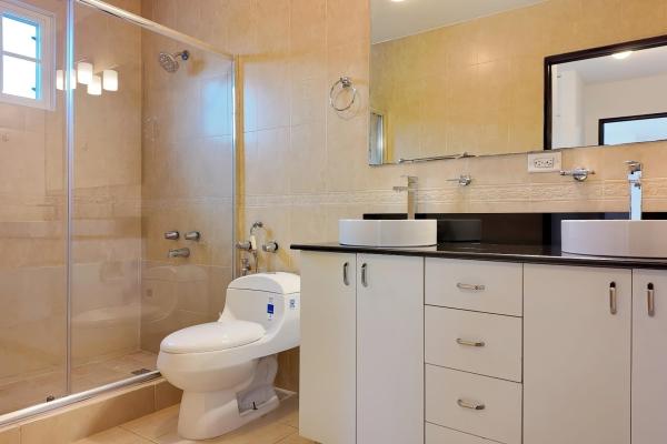 Alquiler de casa unifamiliar en esquina – costa sur, villa valencia