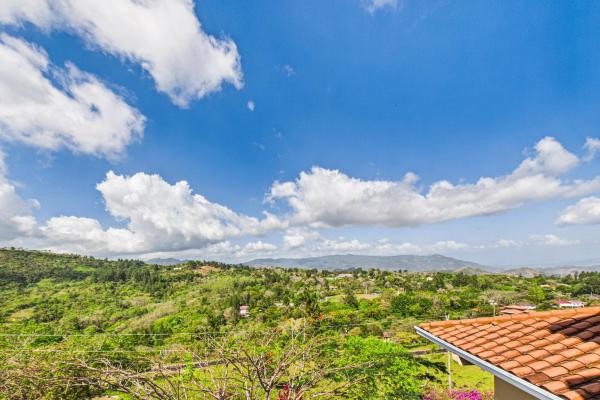 Casa con vistas a la montaña y al océano en venta en sora