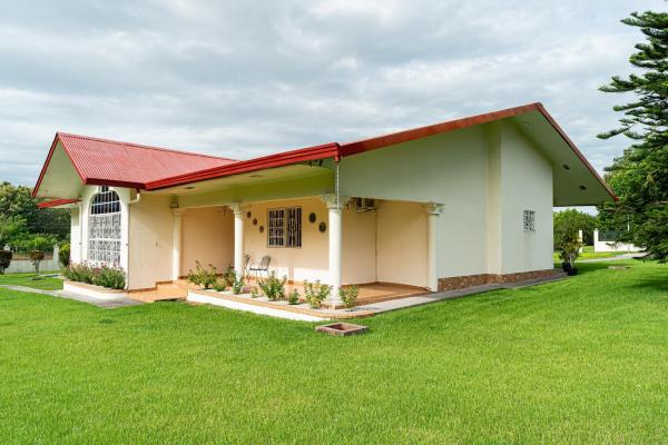 La casa de tus sueños con un amplio terreno en boquerón