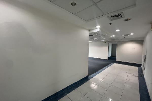 Commercial office for sale at the wtc in marbella.