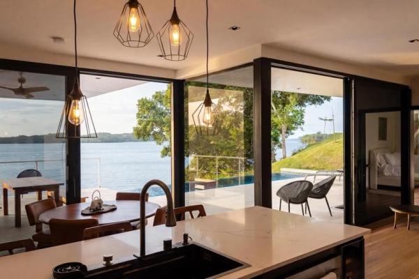 Casa frente a la playa con casita y piscina en hermosa bay