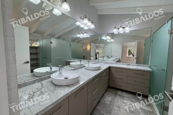 Venta o alquiler de espectacular casa en altos del golf con piscina
