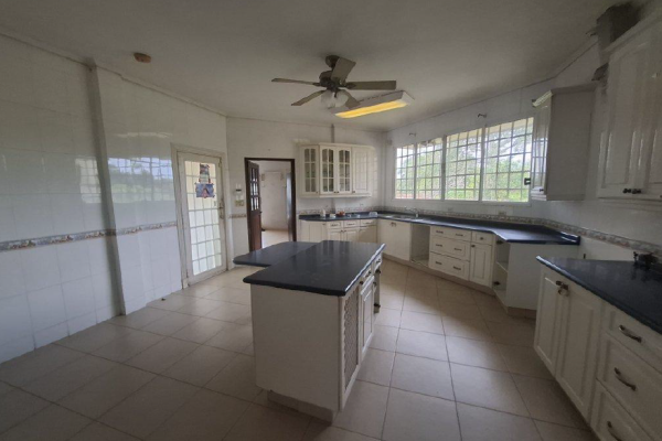 Venta de casa dos niveles con terreno en la chorrera
