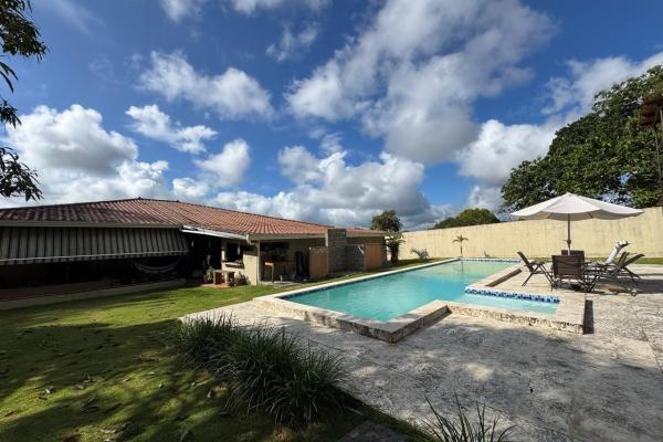 Casa con piscina en lote de 2.239 m²