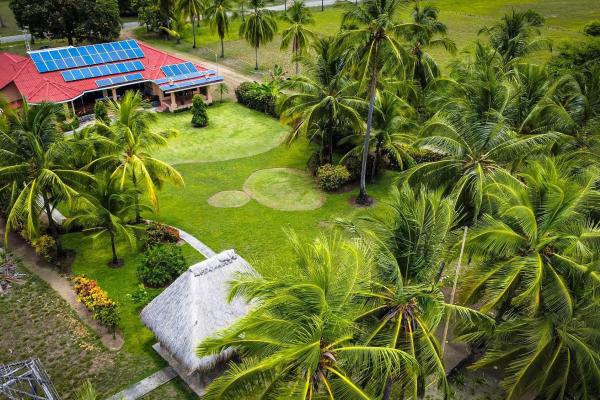 Casa junto a la playa con paneles solares en las lajas