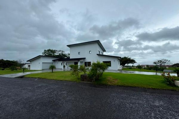 Casa de estilo contemporáneo en boquete country club, panamá.
