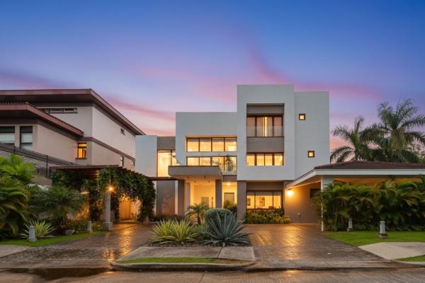 Venta de casa moderna en costa del este, balmoral