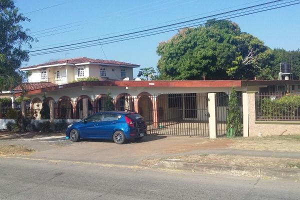 Se vende propiedad de 8 habitaciones con zonificación comercial.