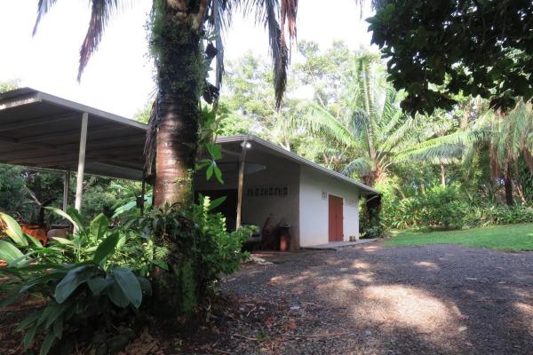 Península with house and ocean access