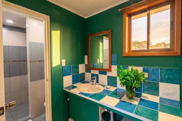 Propiedad con casa principal, 6 estudios y piscina