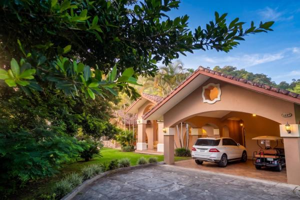 Two villas with 6 bedrooms and mountain views