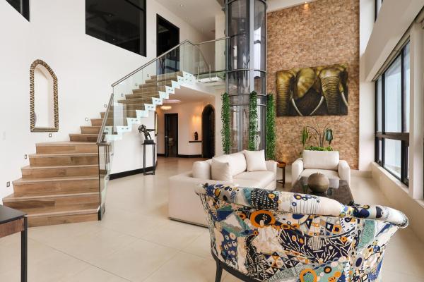 Two-level oceanfront condo in coco del mar