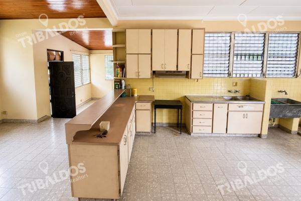 House for sale in bethania, commercial area