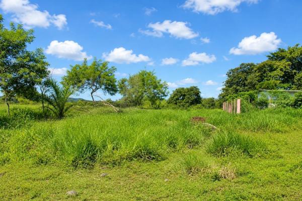 16,113 m² land with creek & mountain views, dolega