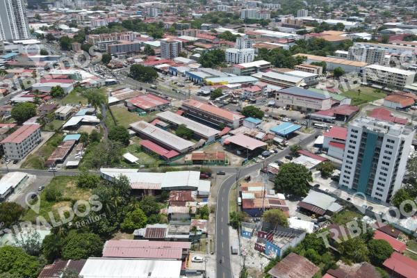 Se vende terreno/galera en parque lefevre