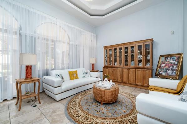 Oasis tropical en sortova: impresionante casa con apartamento
