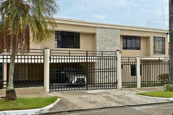 Dos mares, amplia casa familiar con gran jardin excelente precio