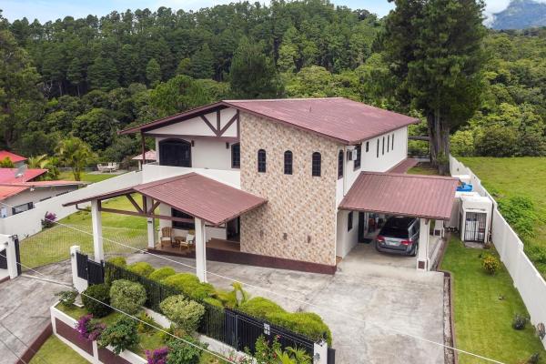 Canyon-front 4-bedroom modern home in boquete