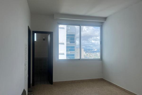Banco vende penthouse en ph titanium
