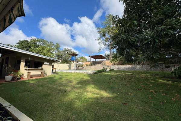 Casa con piscina en lote de 2.239 m²