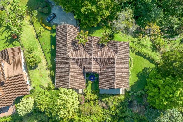 Two villas with 6 bedrooms and mountain views