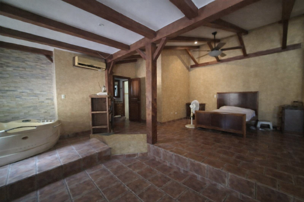 Venta de casa tipo chalet con terreno en la chorrera
