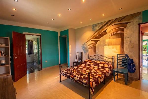 Propiedad con casa principal, 6 estudios y piscina