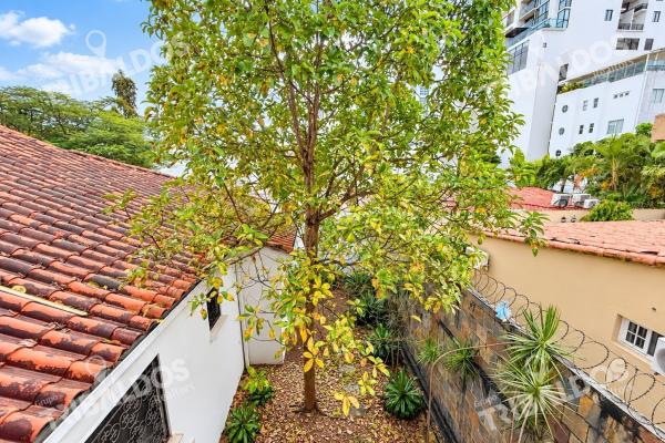 Venta de casa de 2 niveles en altos del golf