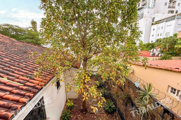 Venta de casa de 2 niveles en altos del golf