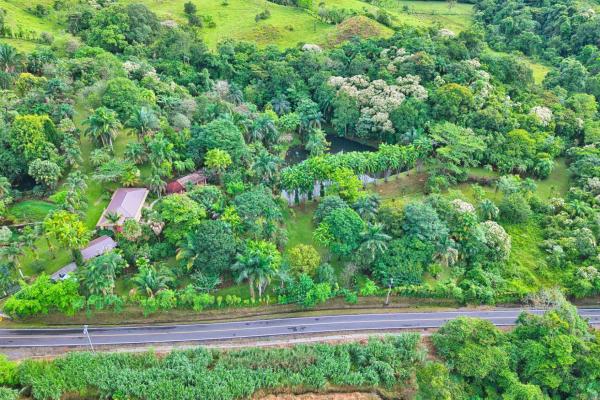 Finca residencial de 3,69 hectáreas con lagos, río y bosque.