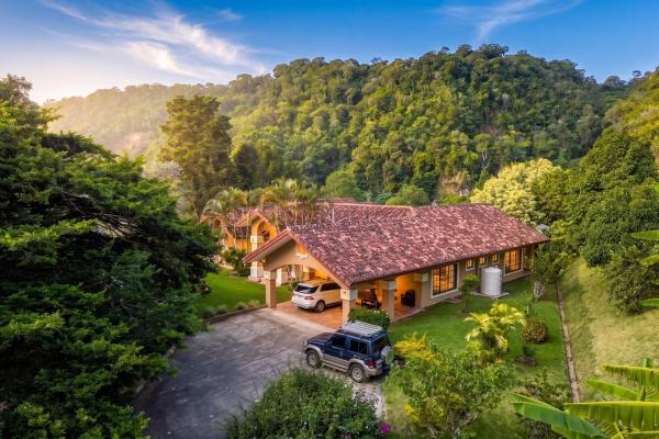 Dos villas con 6 habitaciones y vistas a la montaña.