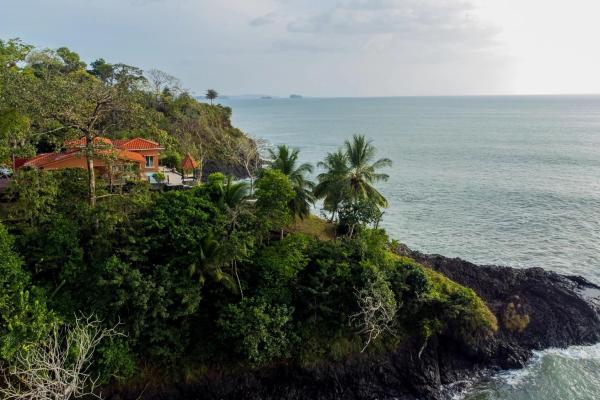 Magnífica casa frente al mar situada en lo alto de un acantilado