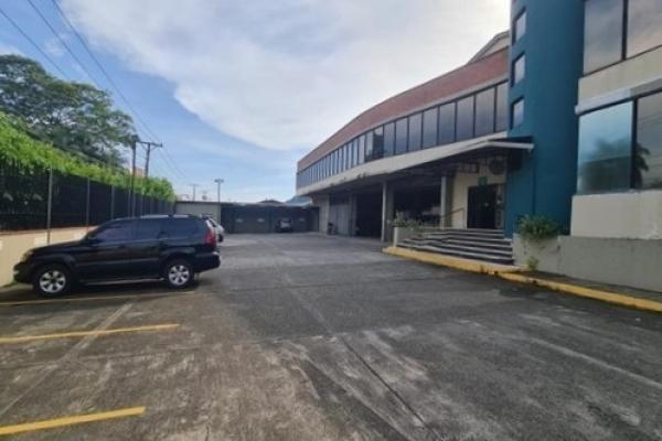 Venta de edificio con amplia bodega y oficinas en la ciudad