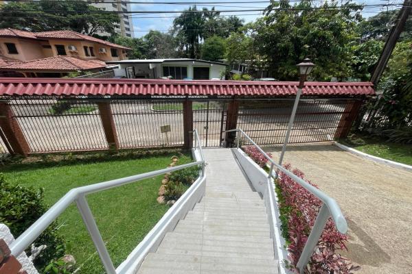 Venta de casa dos pisos con elevador en la loma (hato pintado)