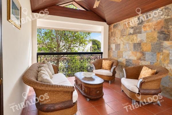 Venta de casa de 2 niveles en altos del golf