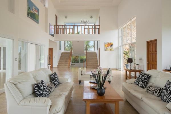 Beachfront 4-bedroom home with pool in boca chica