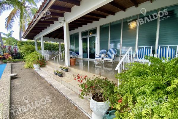 Sale of a house in front of the sea in coronado