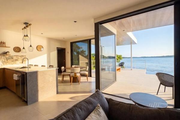 Casa frente a la playa con casita y piscina en hermosa bay