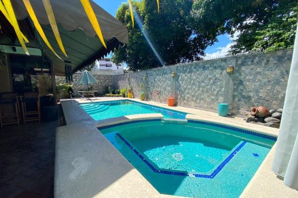 Family home with a pool and jacuzzi. just bring yo